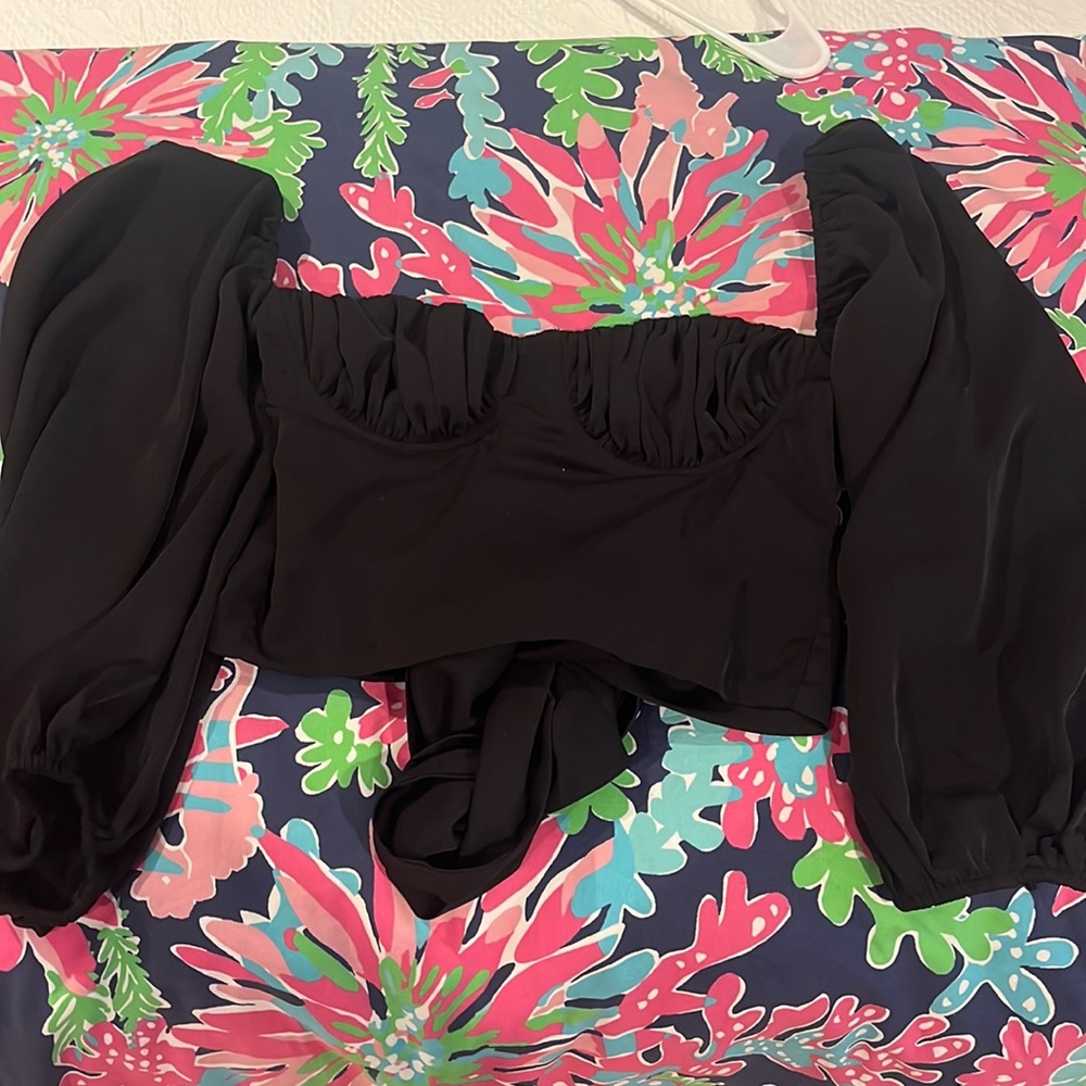 Super cute cropped shirt